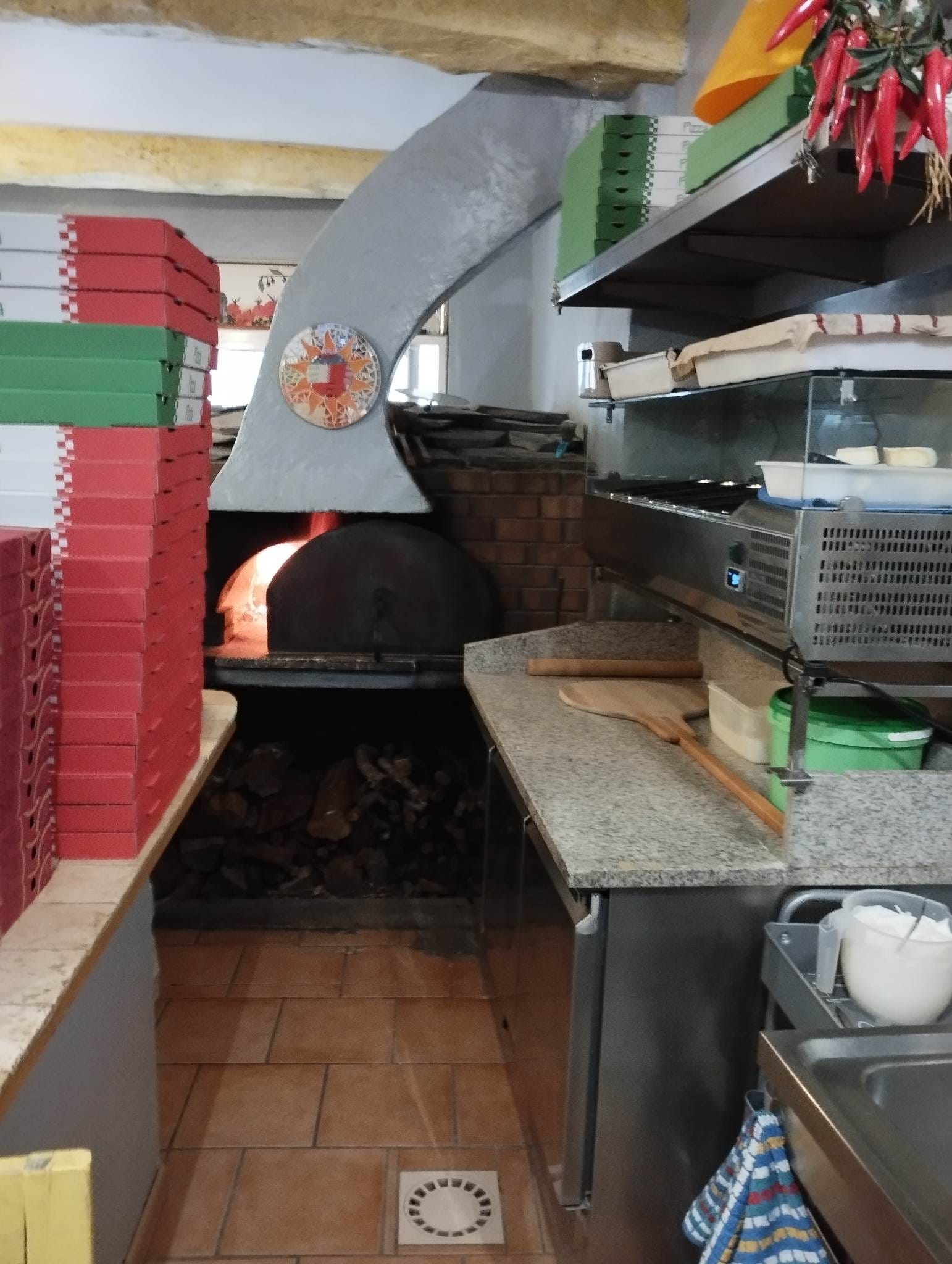 Le four à bois traditionnel de Pizzas Popeye, au cœur de l'atelier de la pizzeria à Pignans dans le Var
