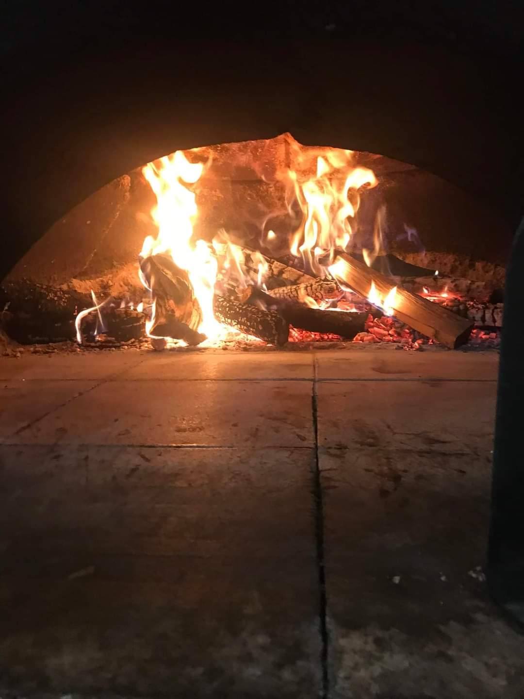 Le four à bois traditionnel de Pizzas Popeye en pleine flambée, à Pignans dans le Var
