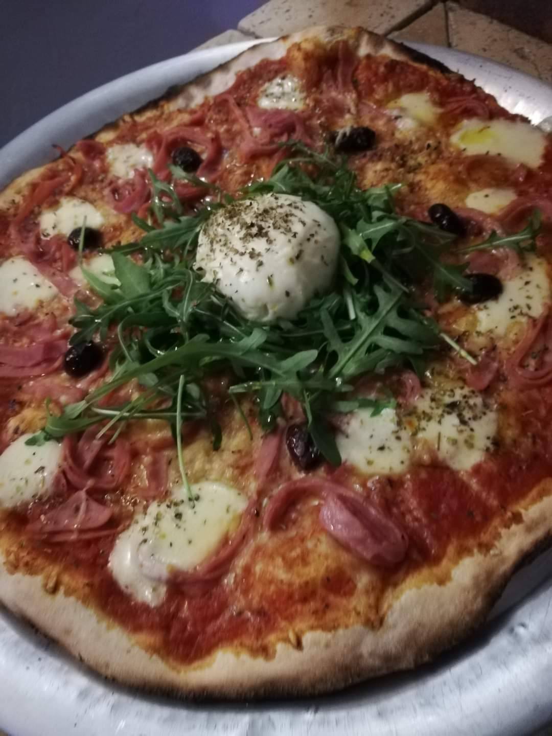 Pizza Buratta — burrata 125 g, jambon cru, roquette et velours balsamique, cuite au feu de bois chez Pizzas Popeye à Pignans