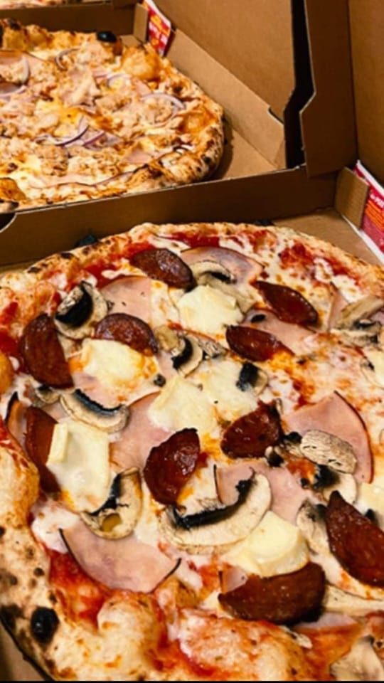 Pizza charcutière — chorizo, jambon, mozzarella, champignons — Pizzas Popeye Pignans