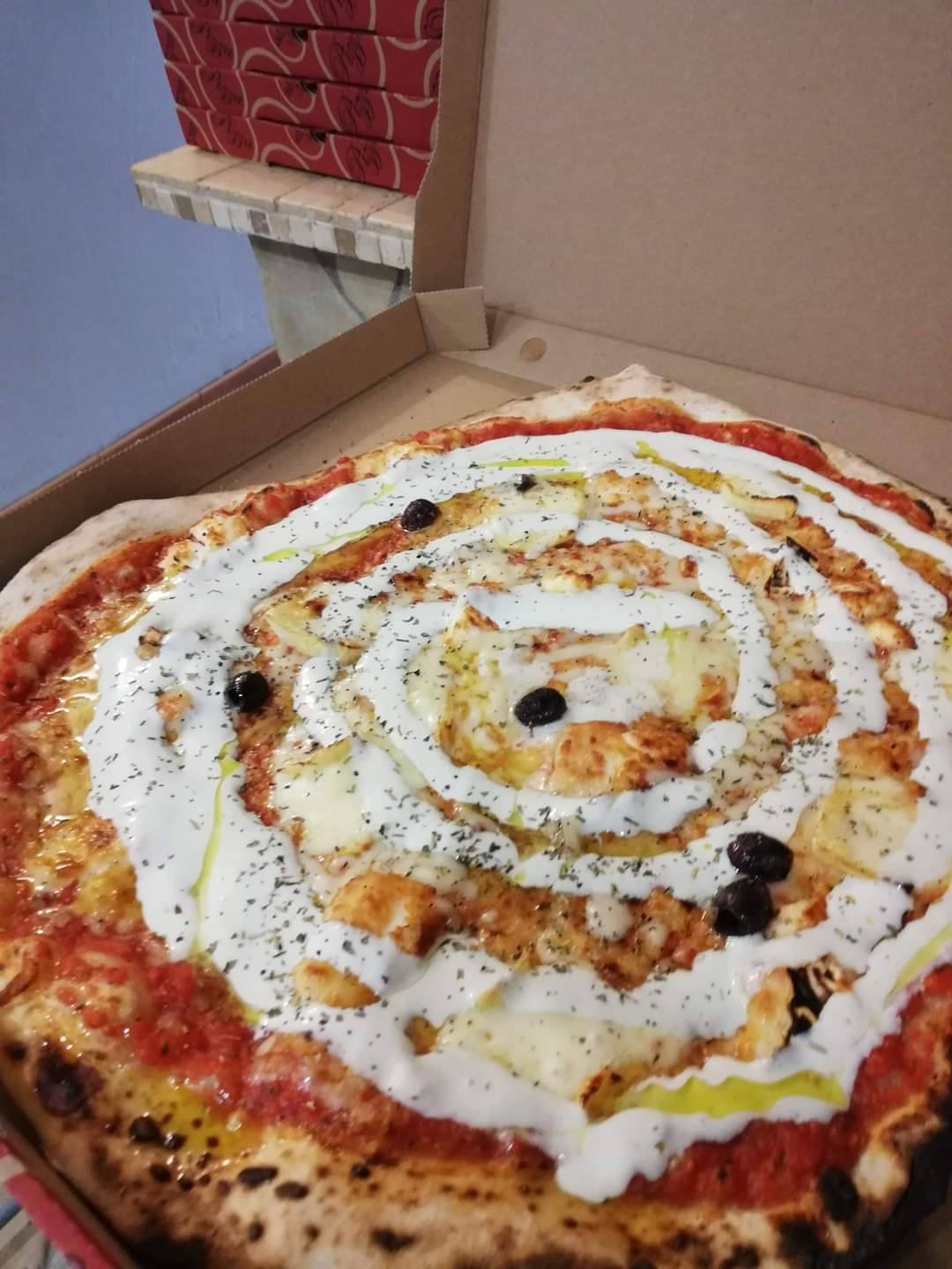 Pizza à la crème — Pizzas Popeye Pignans, cuisson au feu de bois