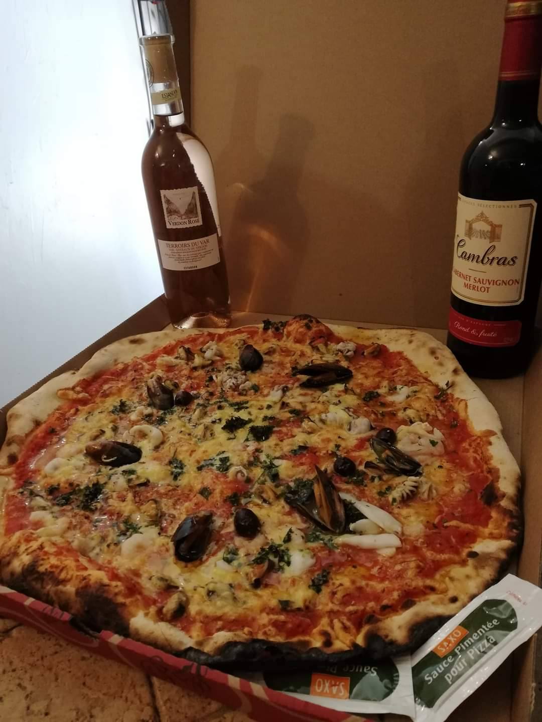 Pizza Fruits de Mer — moules, calamars et persillade — pizzeria au feu de bois à Pignans