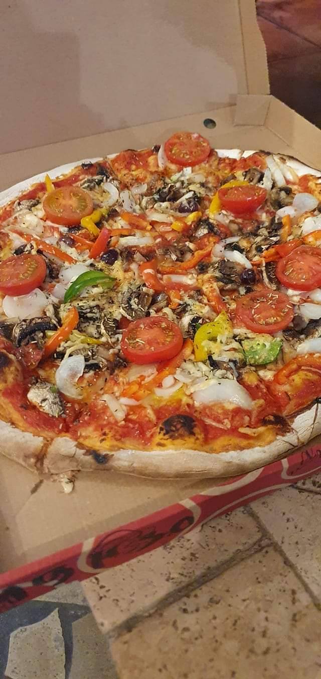Pizza végétarienne — tomates, poivrons, oignons, champignons et persillade